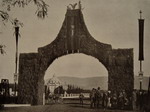 smutocna brána pred mauzoleom, pohreb gr. Františky Andrássy, 1904